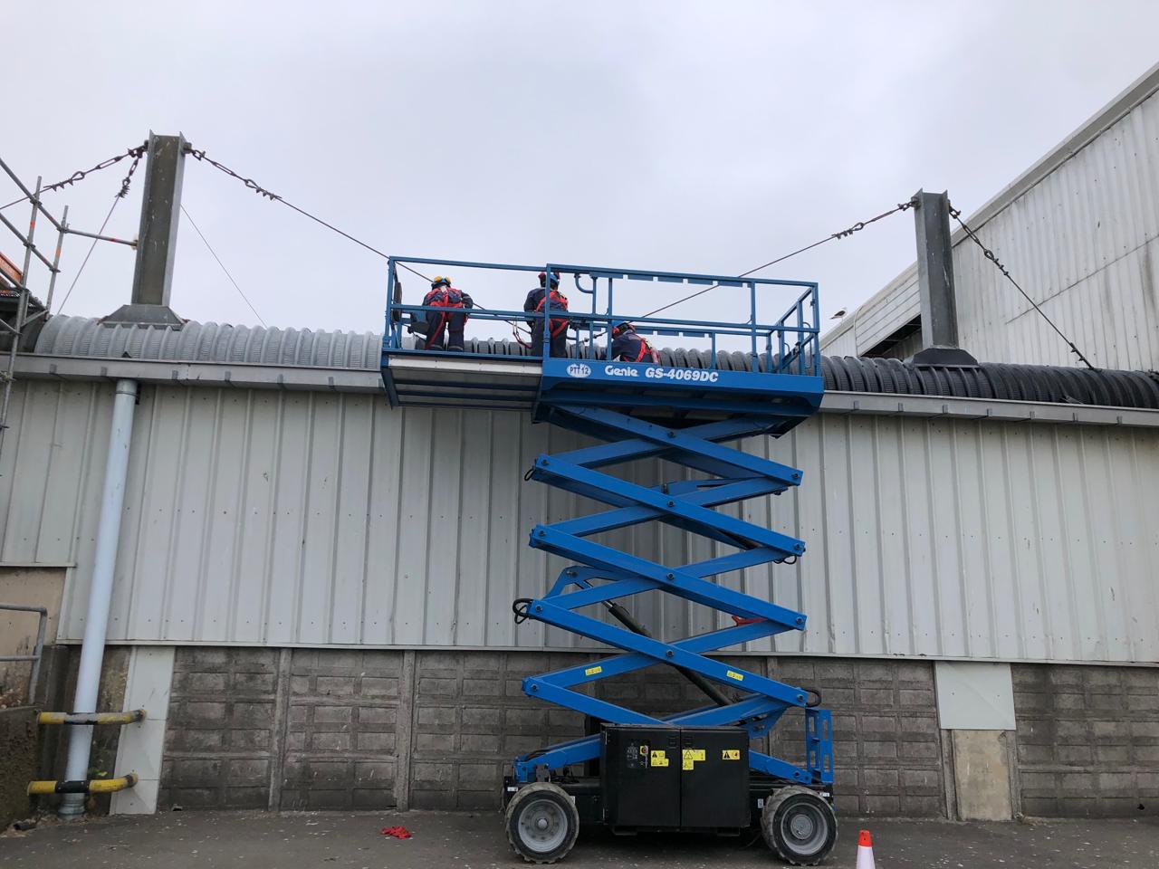 Mantención de techo curvo en bodega industrial