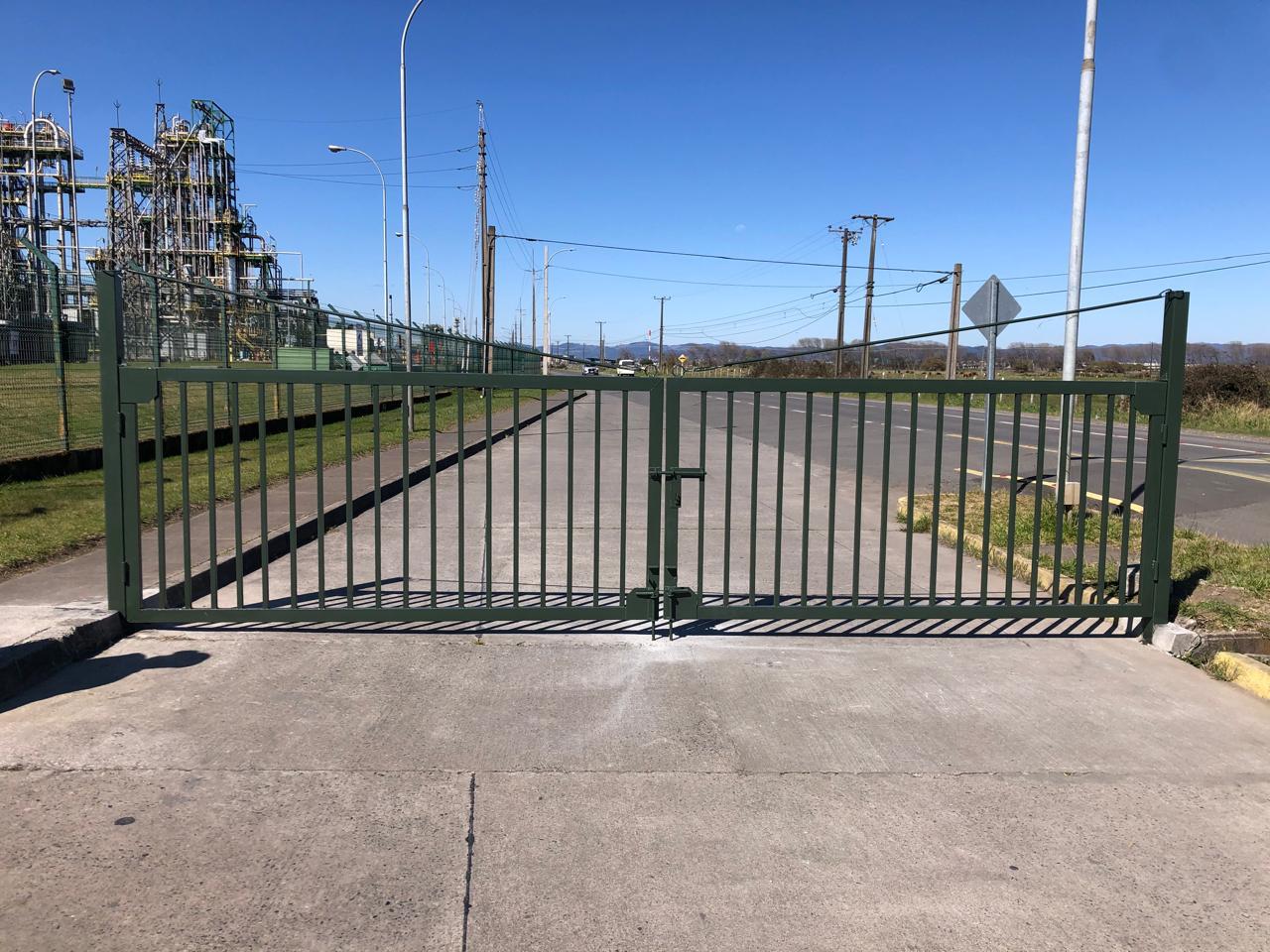 Portones metálicos de acceso a estacionamiento